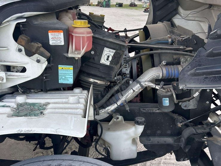 2020-freightliner-m2-106-image-8