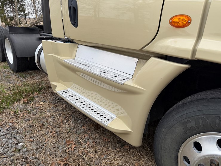 #40952-•-2016-freightliner-t/a-daycab-truck-tractor-3akjged50gshn2261-image-41