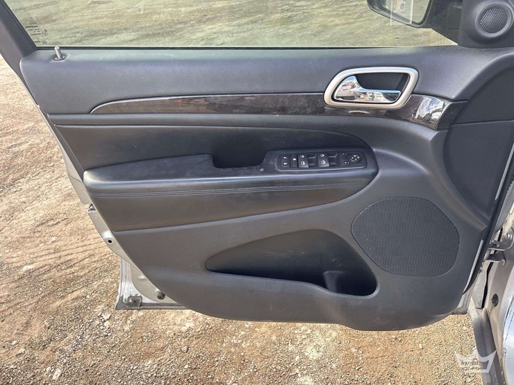 2011-jeep-grand-cherokee-image-11