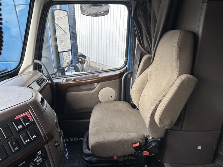#2231-•-2016-volvo-vnl-sleeper-cab-semi-image-49