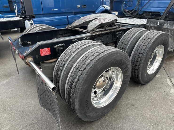 2019-volvo-10-image-16