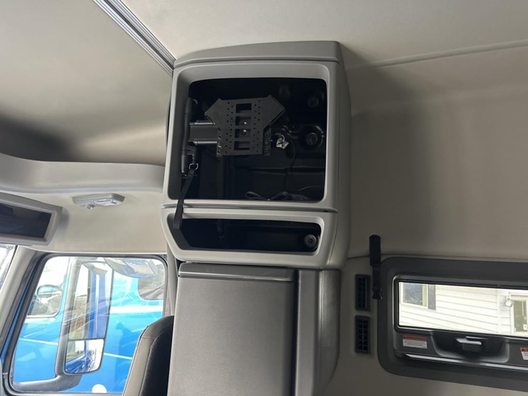 #2224-•-2025-volvo-vnl-sleeper-cab-semi-truck-tractor-image-51