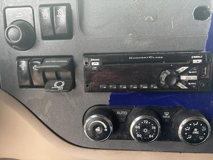 2019-peterbilt-579-image-34