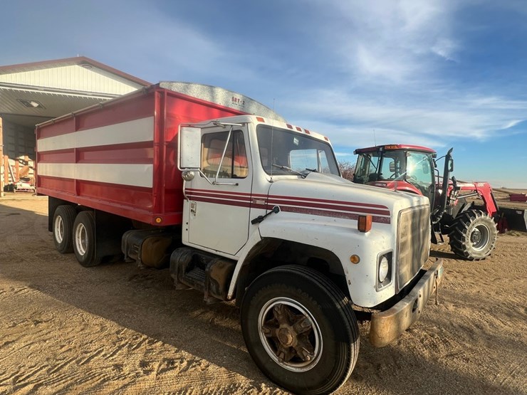 lot-12.-1981-ih-tandem-twin-screw-grain-truck,-very-good-19’-strong-box-and-hoist,-roll-tarp,-466-diesel,-5+4-
vin-af195bca10481-image-4