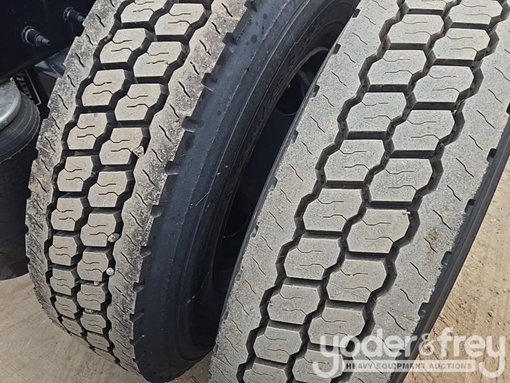 2019-peterbilt-579-image-19