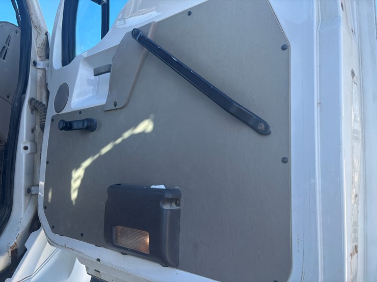 2005-sterling-lt8500-image-24