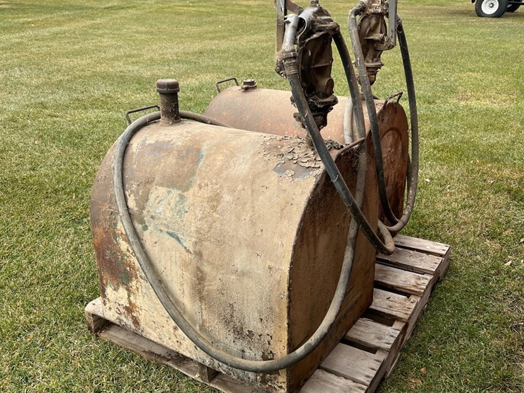 lot-39.-70-gallon-service-tank-with-hand-pump,-stored-inside.-(bid-is-for-the-red-tank)-image-2