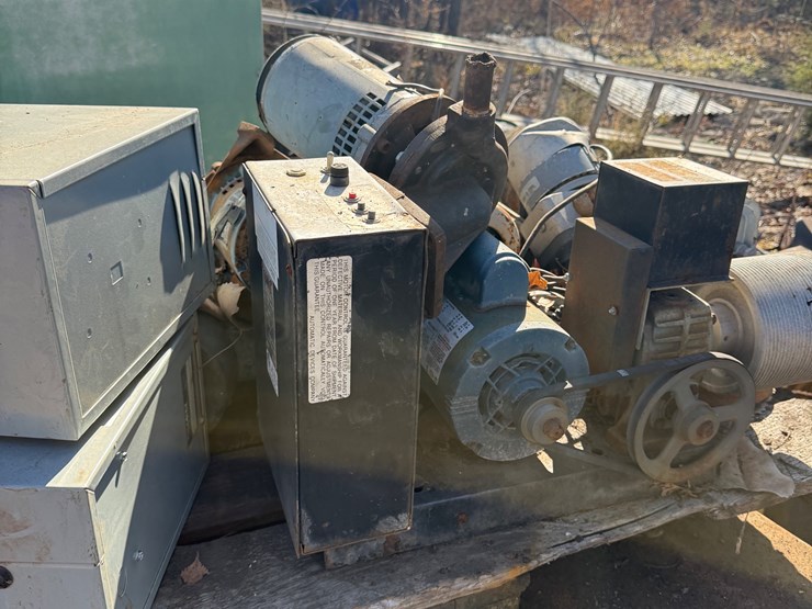 #26-•-pallet-of-pumps-and-other-items-image-1