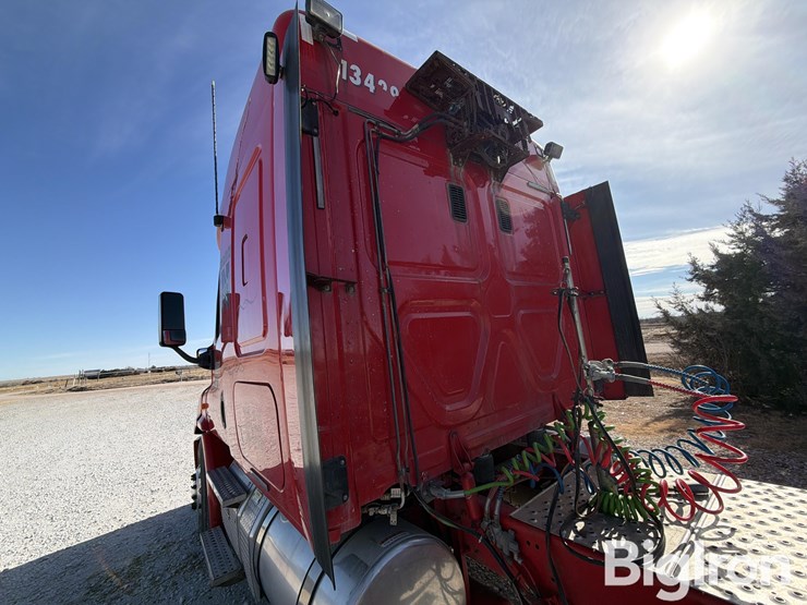 2013-freightliner-cascadia-113-image-18