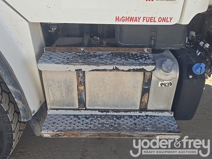 2017-freightliner-m2-106-image-45