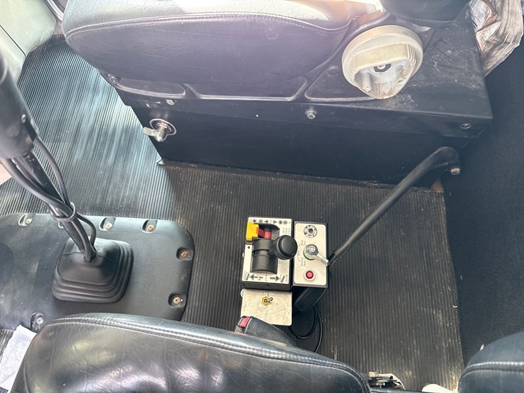 2008-peterbilt-367-image-40