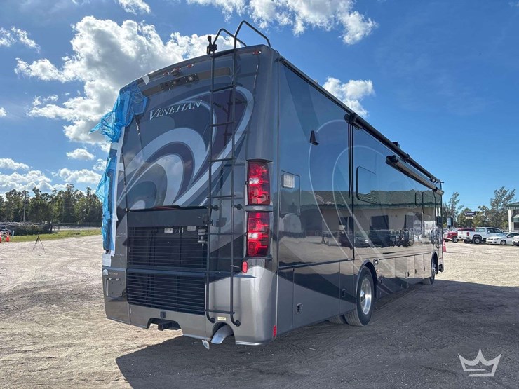 2018-freightliner-thor-venetian-400xcr-a40-41ft.-class-a-motorhome-image-3