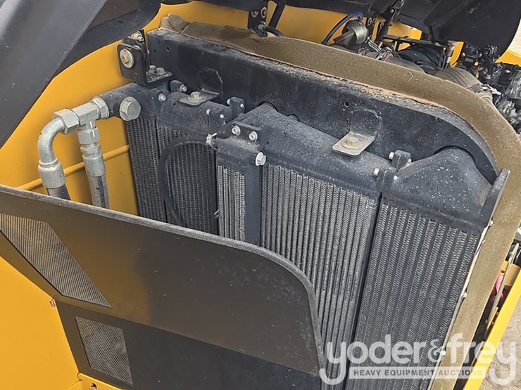 2018-caterpillar-tl1055d-image-58