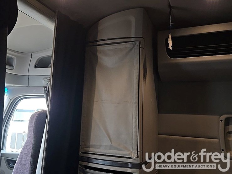 2019-peterbilt-579-image-103