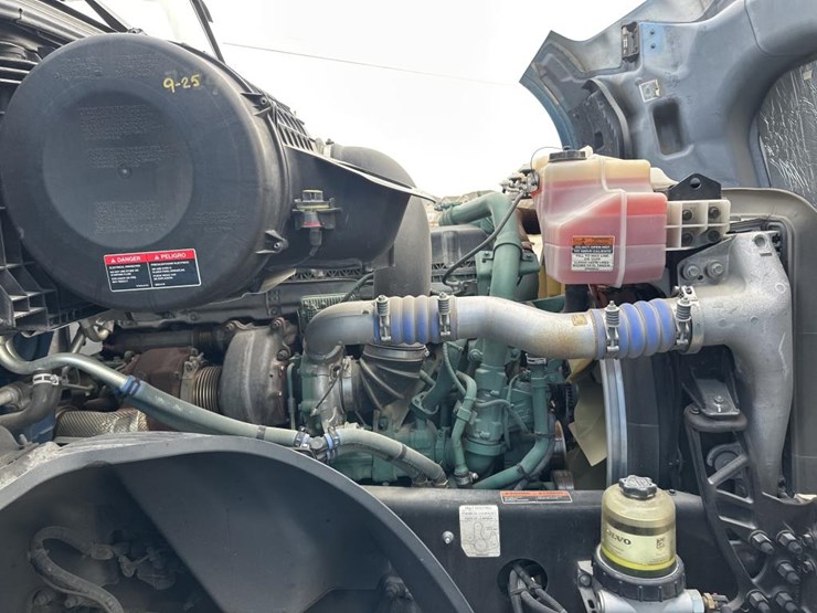 #2226-•-2024-volvo-vnl-sleeper-cab-semi-truck-tractor-image-30