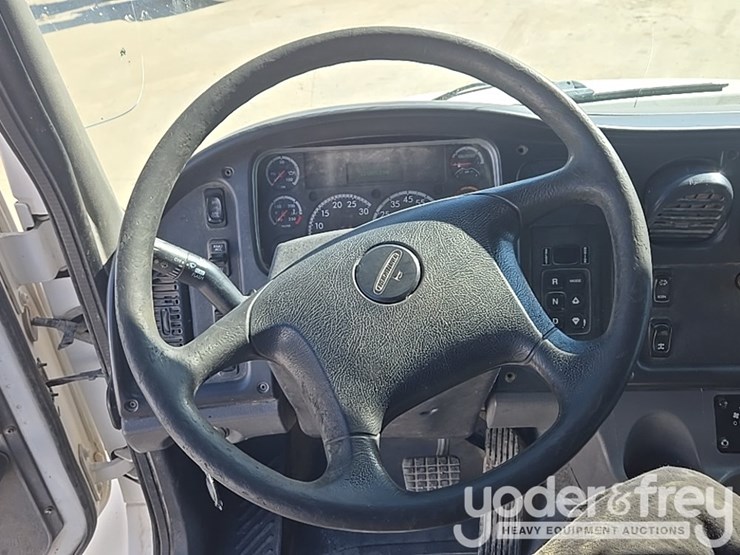 2017-freightliner-m2-106-image-63