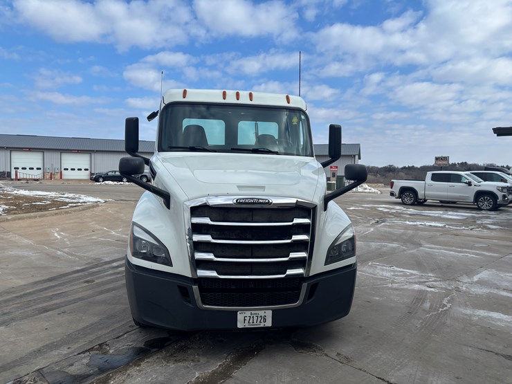 2018-freightliner-cascadia-126-image-6