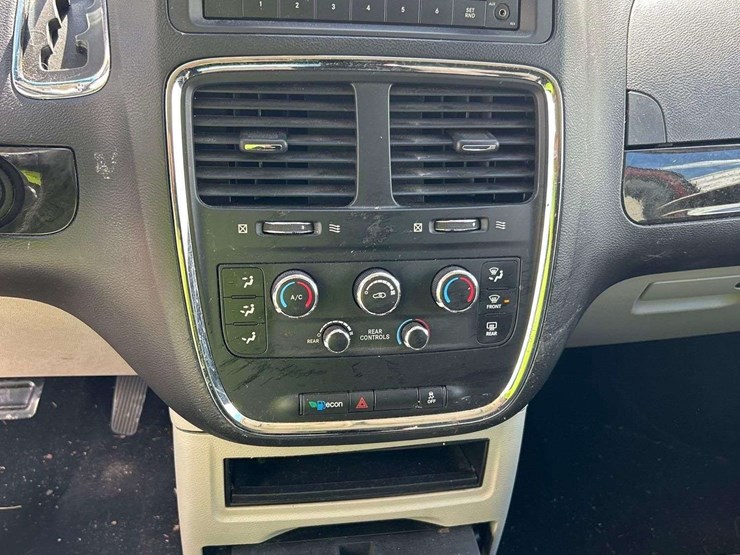 2017-dodge-grand-caravan-image-17