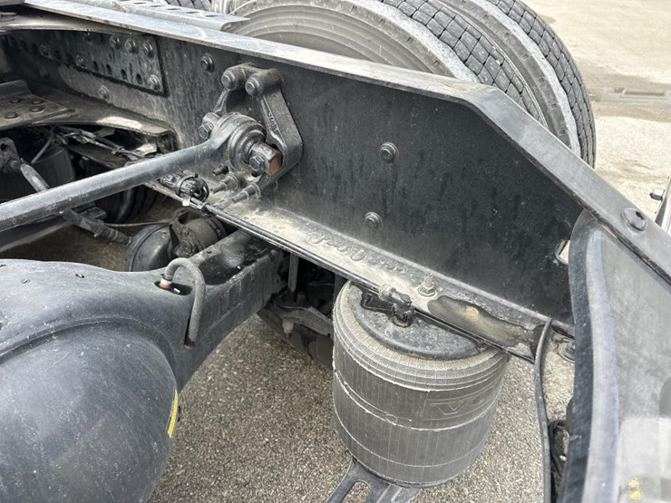 #2224-•-2025-volvo-vnl-sleeper-cab-semi-truck-tractor-image-38