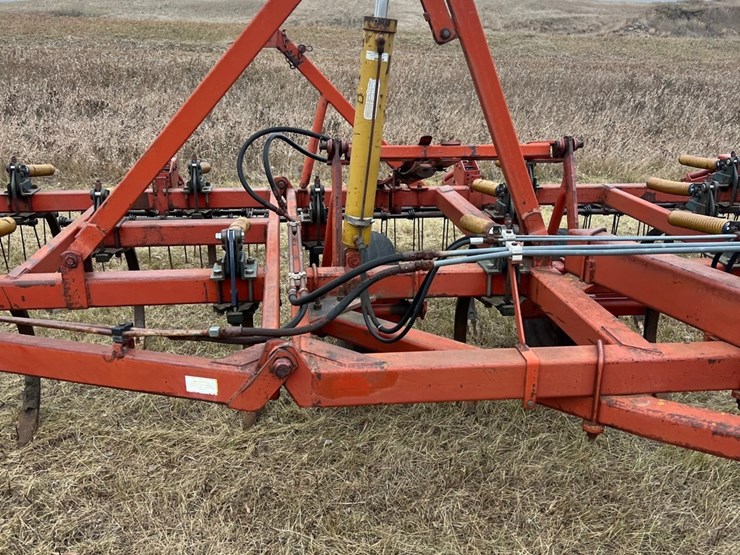 lot-49.-1981-33’-morris-magnum-model-cp-731-chisel-plow-w/3-bar-harrows,-well-maintained-unit,-super-clean-and-straight,-check-photos-image-13
