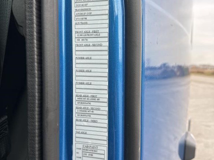 #2224-•-2025-volvo-vnl-sleeper-cab-semi-truck-tractor-image-67