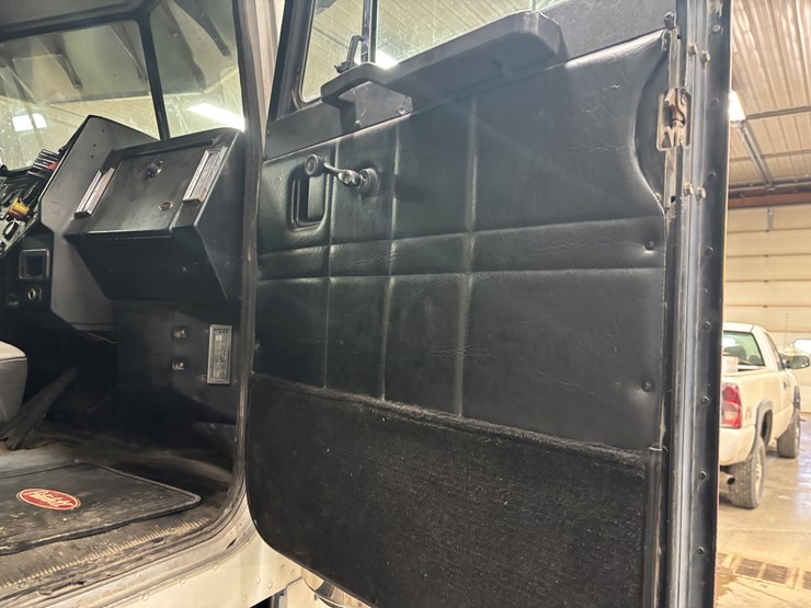 1987-peterbilt-379-image-32