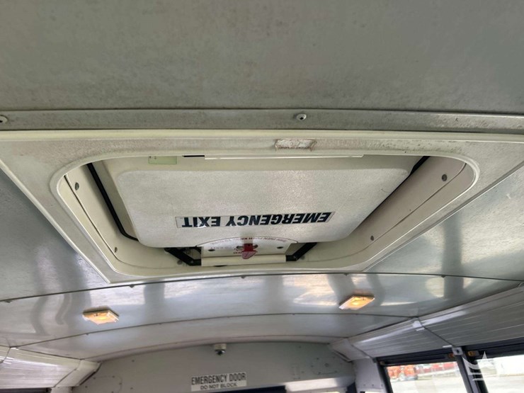 2011-freightliner-b2-image-22