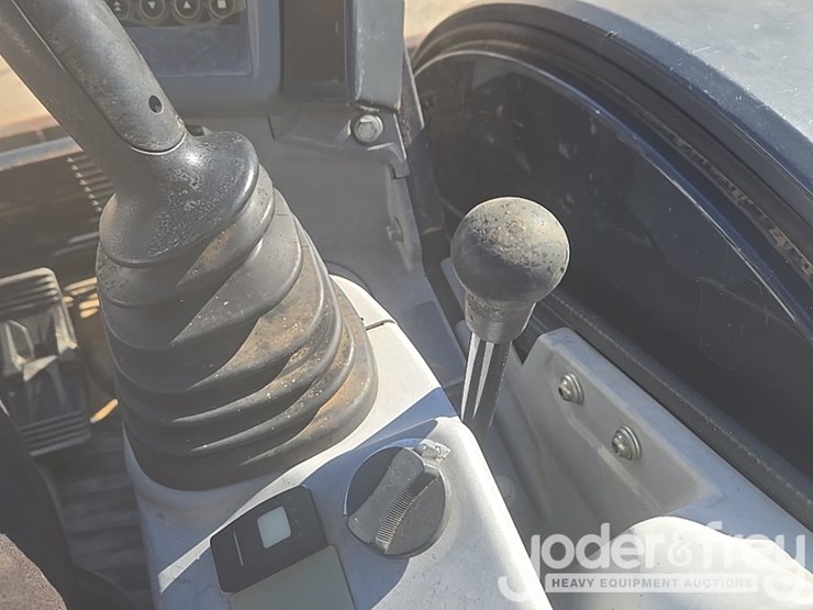 2020-deere-35g-image-73