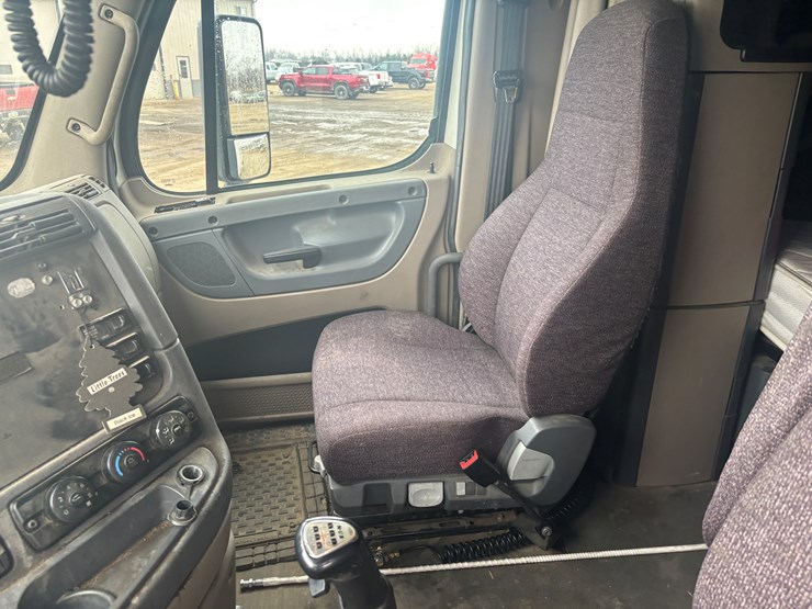 2016-freightliner-cascadia-113-image-29