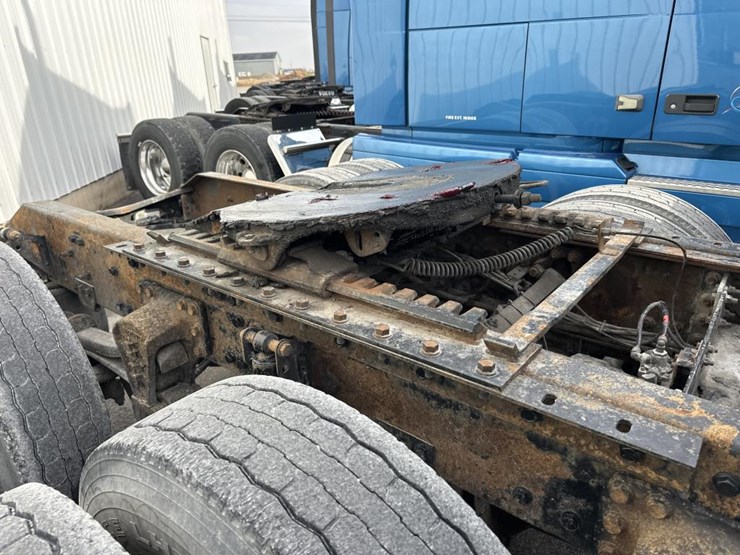 2003-volvo-10-image-23