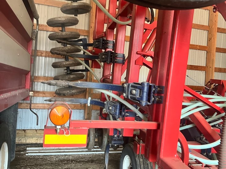 lot-10.-morris-air-seeder,-tow-between-with-10"-eagle-beaks,-new-seed-meter-unit,-pristine-condition,-always-shedded,-highly-maintained,-none-nicer-image-36