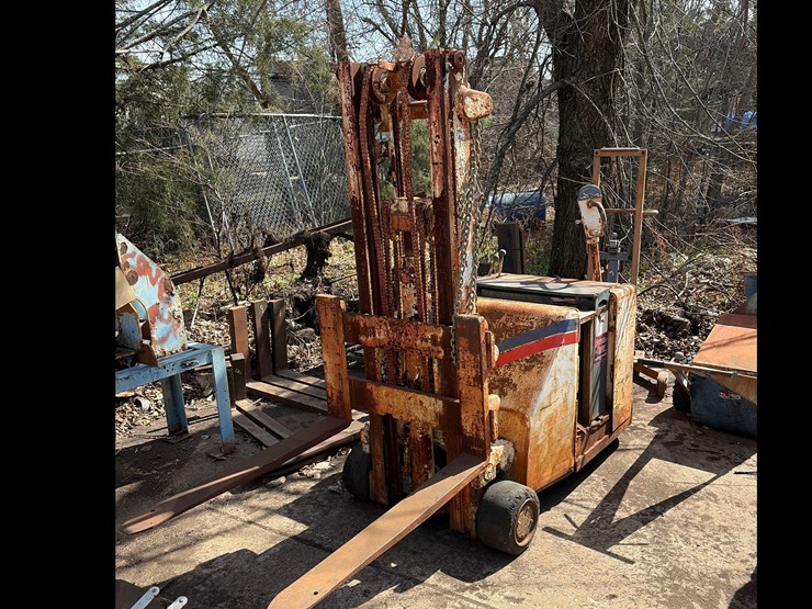 #10-•-clark-electric-forklift,-no-charger-image-3