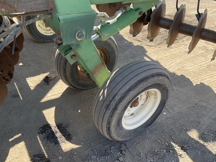 john-deere-32-image-23