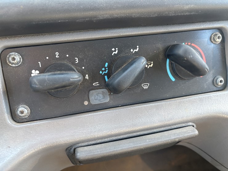 #2294-•-2013-freightliner-m2-flatbed-truck-image-39