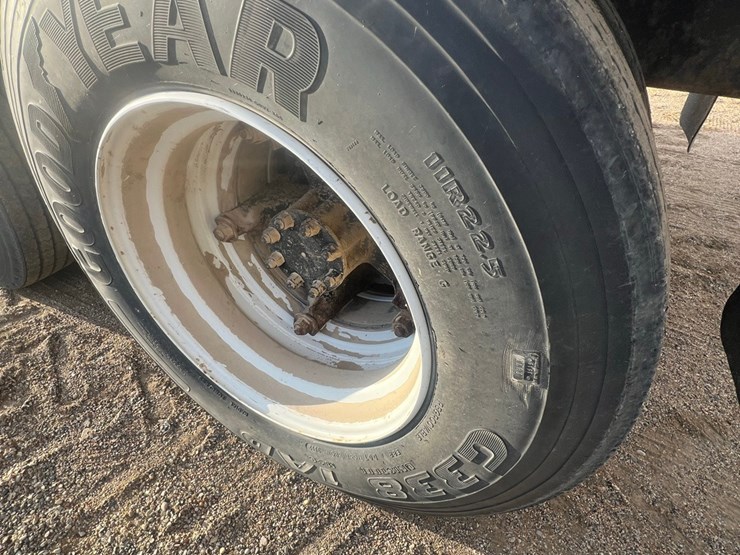 lot-12.-1981-ih-tandem-twin-screw-grain-truck,-very-good-19’-strong-box-and-hoist,-roll-tarp,-466-diesel,-5+4-
vin-af195bca10481-image-15