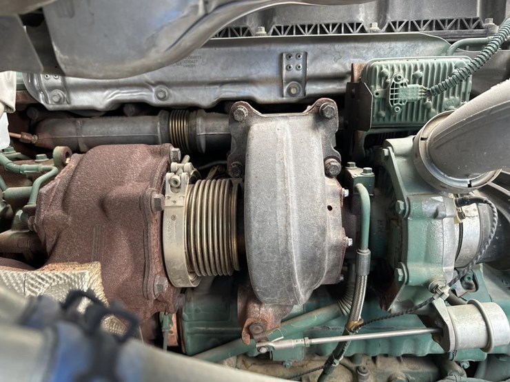 #2226-•-2024-volvo-vnl-sleeper-cab-semi-truck-tractor-image-31