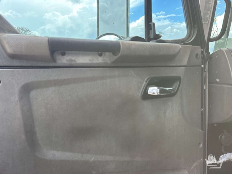 2017-peterbilt-320-image-9