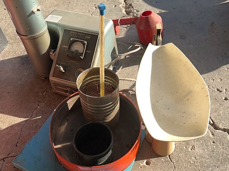 motompco-moisture-tester,-complete-unit-with-scales,-book,-cup,-thermometer-image-9