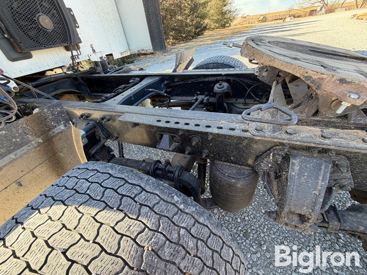 2016-peterbilt-579-image-16