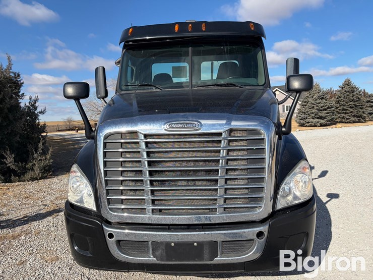 2015-freightliner-cascadia-125-image-2