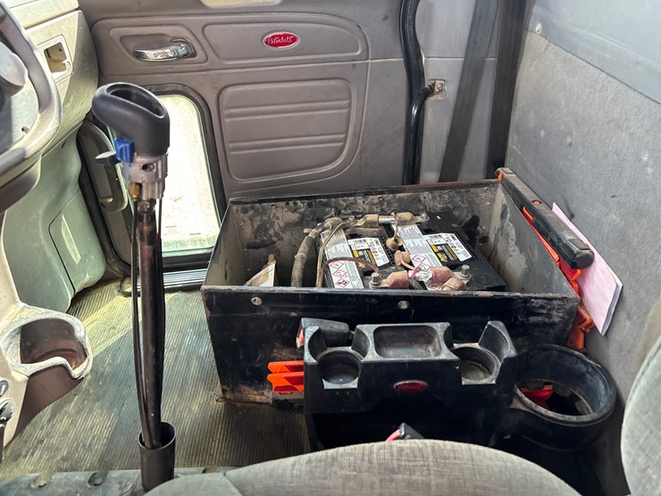 2008-peterbilt-365-image-26