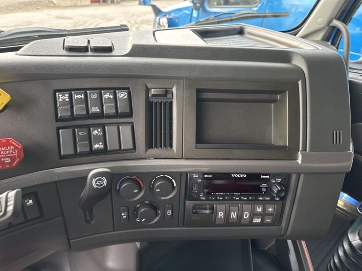 #2226-•-2024-volvo-vnl-sleeper-cab-semi-truck-tractor-image-45