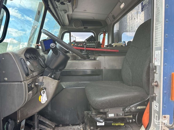 2017-peterbilt-320-image-10