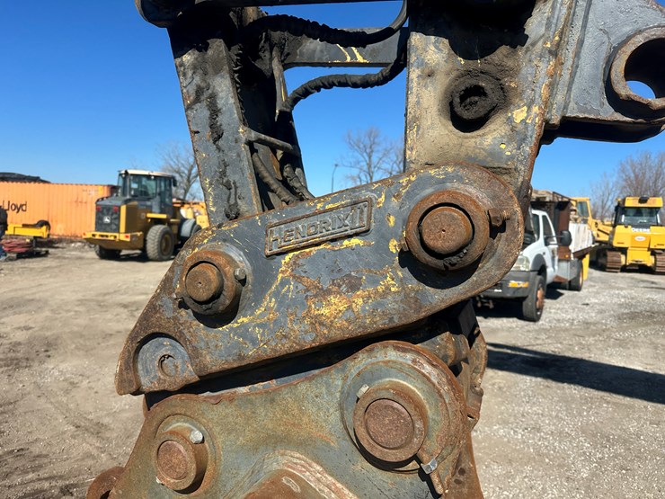 new-holland-eh215-image-33