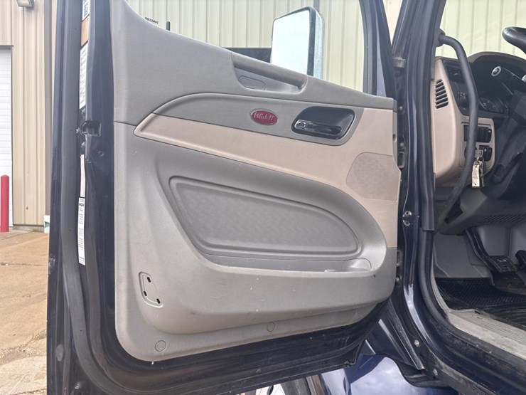 2019-peterbilt-579-image-26