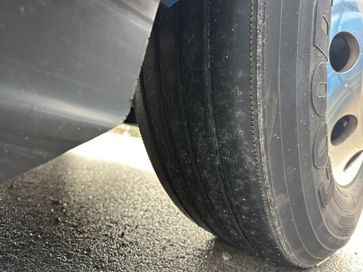 #2225-•-2024-volvo-vnl-sleeper-cab-semi-truck-tractor-image-67