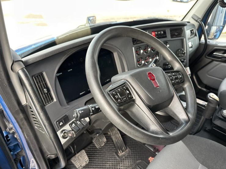 2022-kenworth-t680-image-39