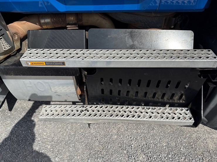 2017-mack-granite-gu713-image-17