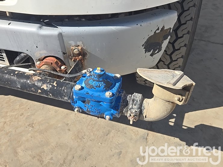 2017-freightliner-m2-106-image-56