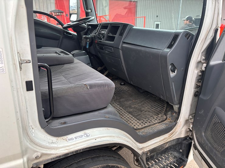 2015-isuzu-npr-xd-image-26